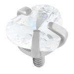 Szív alakú, csiszolt cirkónia kő karomfoglalatban, piercing ékszerfej titán menettel – fehér háttéren.