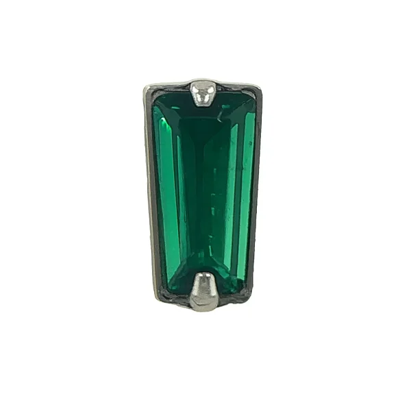 Emerald 'Bijou V2' zöld cirkónia piercing fej Emerald Bijou V2 testékszer élénk zöld, téglalap formájú cirkónia kővel és titán foglalattal.