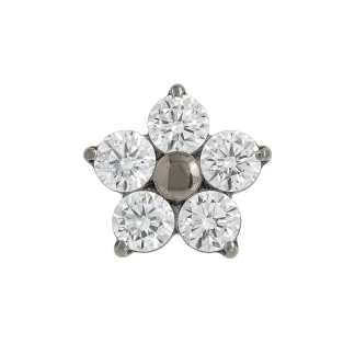 Virág formájú testékszer kristálytiszta cirkónia szirmokkal és fényes fém középrésszel, titán foglalatban.
