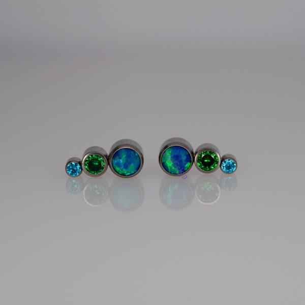 Mini Jade Sea testékszer felsőrész három kővel, opálos kék-zöld árnyalatú és cirkónia kövekkel, ívelt formában – LilaCsiga