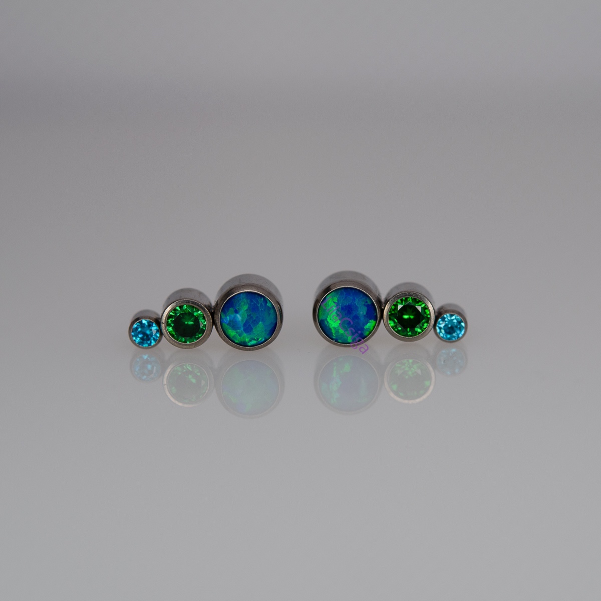 Mini Jade Sea testékszer felsőrész három kővel, opálos kék-zöld árnyalatú és cirkónia kövekkel, ívelt formában – LilaCsiga