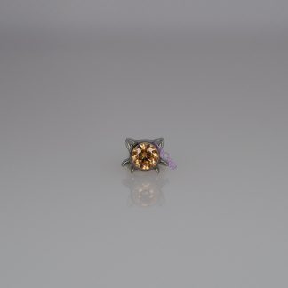 Champagne ‘Chuddha’ macska piercing fejrész pezsgőszínű cirkónia kővel, titánium foglalatban – LilaCsiga