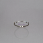 Eternity pavé foglalású cubic zirconia köves titán zsanéros piercing karika