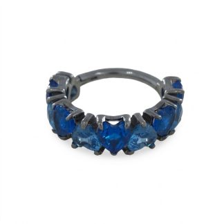 Lovecuff zafírkék szív alakú cirkónia kövekkel díszített titánium zsanéros piercing karika a LilaCsiga webshopból.