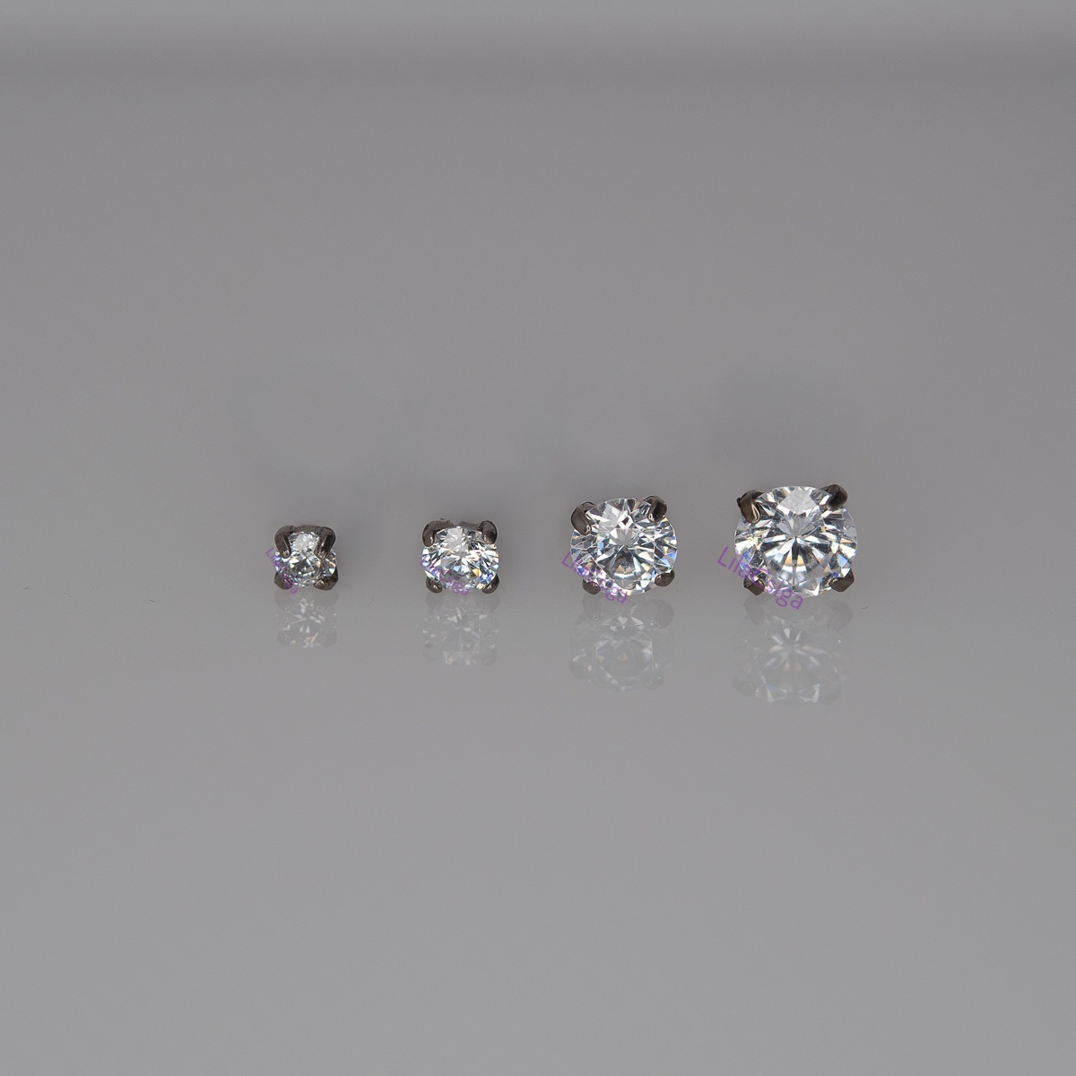 Titán piercing cserefej átlátszó kristállyal, karmos foglalat, belső menetes szárhoz