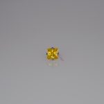 Sárga négyzet alakú cirkónia kő ezüst színű foglalatban, fehér háttéren – menetes testékszer fej