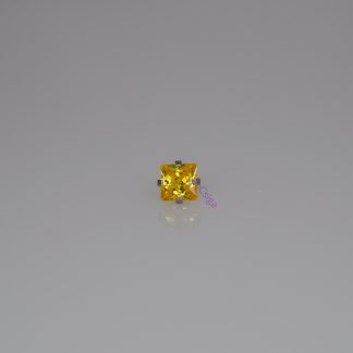 Sárga négyzet alakú cirkónia kő ezüst színű foglalatban, fehér háttéren – menetes testékszer fej