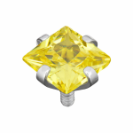 Sárga négyzet alakú cirkónia kő ezüst színű foglalatban, fehér háttéren – menetes testékszer fej