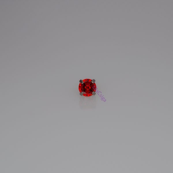 Garnet színű, prong foglalatos piercing fejrész titán foglalatban.
