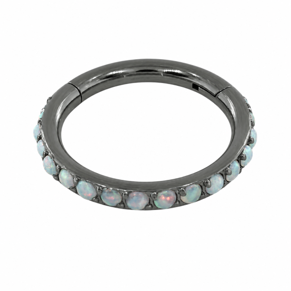 Forevermore – Fehér Cabochon Opál Titánium Karika Piercing Forevermore fehér cabochon opál kövekkel díszített titánium szegmenszáras karika piercing.